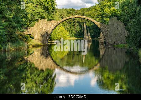 Ponte Rakotz o Ponte del Diavolo's sul Lago Rakotz nelle Azalea e Parco Rododendron Kromlau, alta Lusazia, Gablenz, Sassonia, Germania Foto Stock