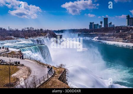 Cascate del Niagara, New York USA - 19 marzo 2019: I visitatori ammirano la magnifica vista dalle cascate americane, sul lato americano delle cascate del Niagara. Foto Stock