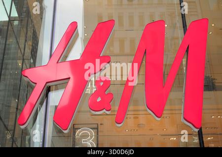 New York, Stati Uniti. 22 ottobre 2025. Un negozio di H&M si trova a Manhattan, New York City. Credito: SOPA Images Limited/Alamy Live News Foto Stock