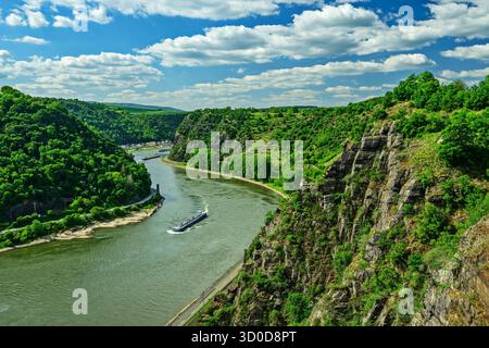 Navi che navigano sul Reno, sulla gola del Reno, su Loreley, dai monti Rheinstein, sulle montagne renane, valle del medio Reno superiore, patrimonio dell'umanità dell'UNESCO Foto Stock