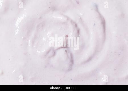 Sano yogurt al mirtillo fatto in casa per colazione in una ciotola Foto Stock