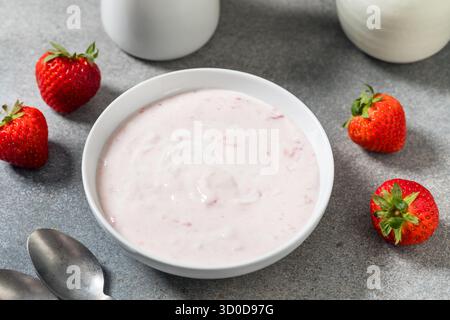 Yogurt alla fragola dolce e sano in una ciotola per colazione Foto Stock