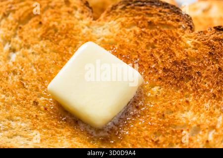 Pane tostato al burro fatto in casa per colazione con succo d'arancia Foto Stock