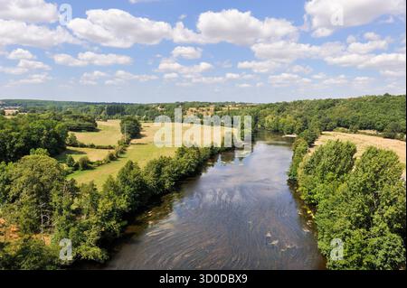Il fiume Creuse è visibile dalla cima del viadotto, le Blanc, dipartimento dell'Indre, provincia di Berry, regione del centro, Francia, Europa Foto Stock