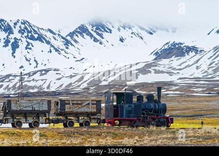 La ferrovia non più intatta dell'ex miniera di carbone, NY Alesund, Spitsbergen, Svalbard, Norvegia Foto Stock