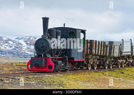 La ferrovia non più intatta dell'ex miniera di carbone, NY Alesund, Spitsbergen, Svalbard, Norvegia Foto Stock