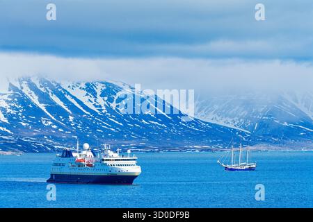 Una nave a vela e una nave da crociera nel Mare della Groenlandia, NY Alesund, Spitsbergen, Svalbard, Norvegia Foto Stock