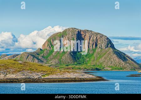 Il monte Torghatten con un buco, Bronnoysund, Nordland, Norvegia Foto Stock