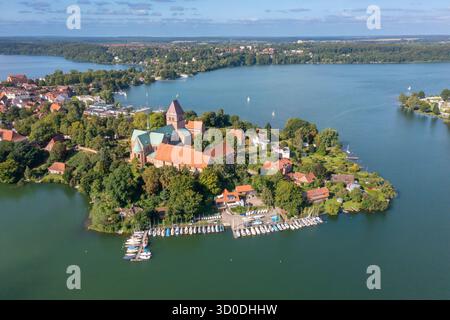 Vista della cattedrale di Ratzeburg sul lago Ratzeburg, estate, Schleswig-Holstein, Germania Foto Stock