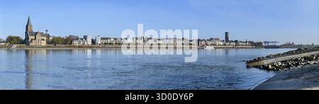 Foto panoramica con vista sulla sponda occidentale del Reno sulla sagoma della città di Emmerich sulla sponda orientale, bassa Renania, Emmerich, Renania settentrionale-Vestfalia, Ger Foto Stock