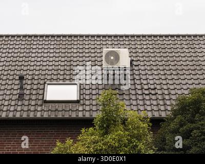 Impianto di climatizzazione sul tetto di una casa unifamiliare a Langenfeld, Germania Foto Stock