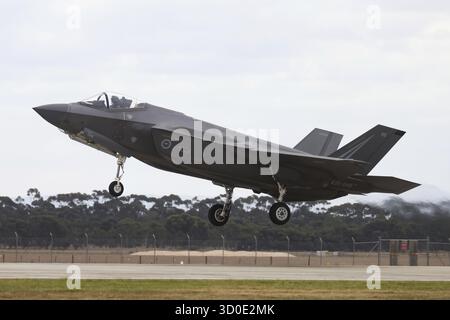 MELBOURNE, AUSTRALIA - MARZO 29: Le RAAF Roulettes eseguono aerobatica all'aeroporto di Avalon il 29 marzo 2025 a Melbourne, Australia Foto Stock