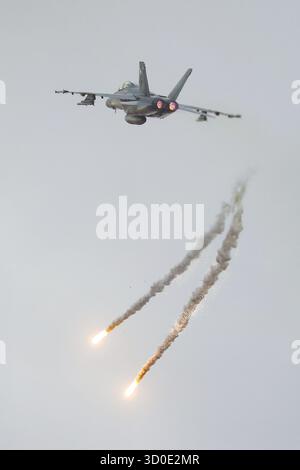 MELBOURNE, AUSTRALIA - MARZO 29: RAAF fa-18F Super Hornet visto in cielo durante l'Avalon Airshow 2025at Avalon Airport il 29 marzo 2025 a Melbour Foto Stock