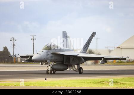 MELBOURNE, AUSTRALIA - MARZO 29: RAAF fa-18F Super Hornet visto in cielo durante l'Avalon Airshow 2025at Avalon Airport il 29 marzo 2025 a Melbour Foto Stock