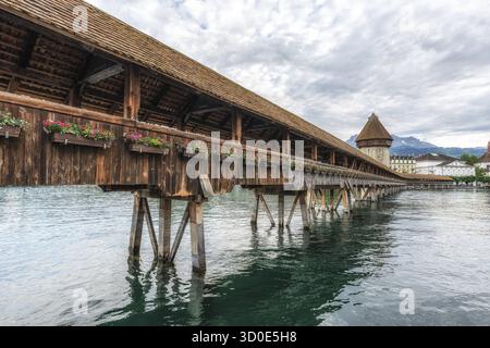 Ponte della Cappella o kapellbrucke a Lucerna, Svizzera. Con fiori decorativi e vista sulla città di Lucerna, Svizzera Foto Stock