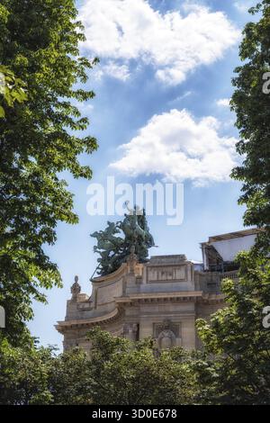 Grand Palais nella facciata principale, statua sulla sommità dei tetti. Scattata durante l'estate. Famoso punto di riferimento a Parigi, in Francia Foto Stock