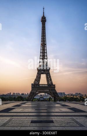 Torre Eiffel presa dal trocadero durante l'alba. Famoso punto di riferimento a Parigi, in Francia Foto Stock