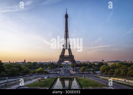 Torre Eiffel presa dal trocadero durante l'alba. Famoso punto di riferimento a Parigi, in Francia Foto Stock