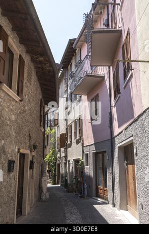 Un piccolo vialetto a Limone sul garda un piccolo paese del Lago di Garda Foto Stock
