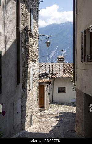 Un piccolo vialetto a Limone sul garda un piccolo paese del Lago di Garda Foto Stock