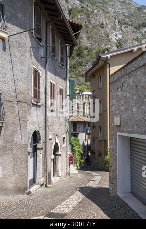 Un piccolo vialetto a Limone sul garda un piccolo paese del Lago di Garda Foto Stock