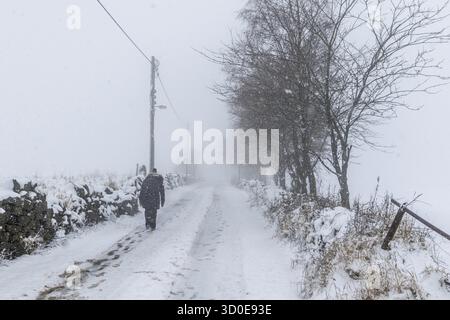 La neve copre le strade, Yorkshire UK Foto Stock