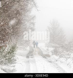 La neve copre le strade, Yorkshire UK Foto Stock