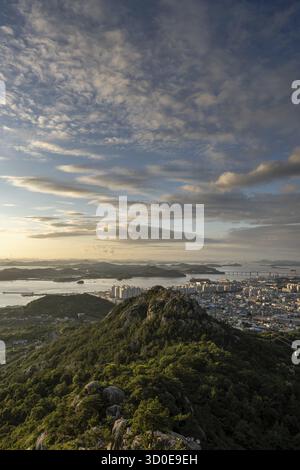 La vista del tramonto e la città di Mokpo sopra il monte Yudalsan situato a Mokpo, Corea del Sud. Preso subito dopo la stagione dei monsoni Foto Stock