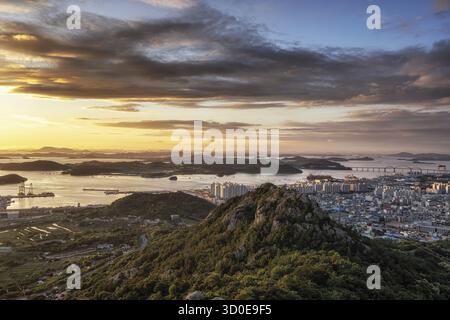 La vista del tramonto e la città di Mokpo sopra il monte Yudalsan situato a Mokpo, Corea del Sud. Preso subito dopo la stagione dei monsoni Foto Stock
