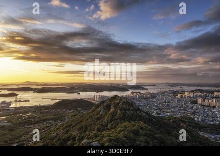 La vista del tramonto e la città di Mokpo sopra il monte Yudalsan situato a Mokpo, Corea del Sud. Preso subito dopo la stagione dei monsoni Foto Stock