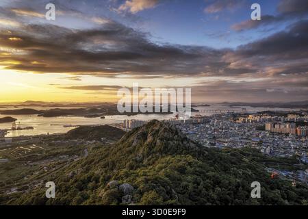 La vista del tramonto e la città di Mokpo sopra il monte Yudalsan situato a Mokpo, Corea del Sud. Preso subito dopo la stagione dei monsoni Foto Stock