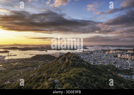 La vista del tramonto e la città di Mokpo sopra il monte Yudalsan situato a Mokpo, Corea del Sud. Preso subito dopo la stagione dei monsoni Foto Stock