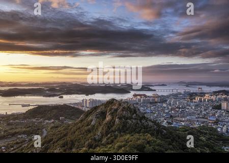 La vista del tramonto e la città di Mokpo sopra il monte Yudalsan situato a Mokpo, Corea del Sud. Preso subito dopo la stagione dei monsoni Foto Stock