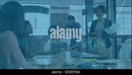 Presentazione di una donna ispanica che indossa un blazer che indica laptop e documenti in un ufficio di vetro, copia spazio Foto Stock