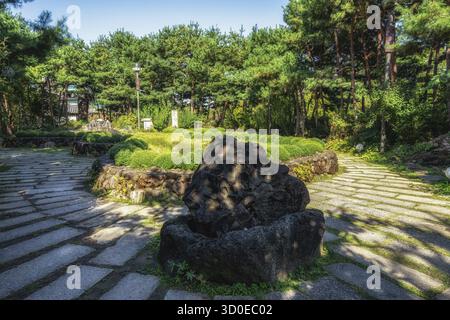 Area guksawon con giardino di Semiwon con un piccolo laghetto. Presa a Yangpyeong, Corea del Sud Foto Stock