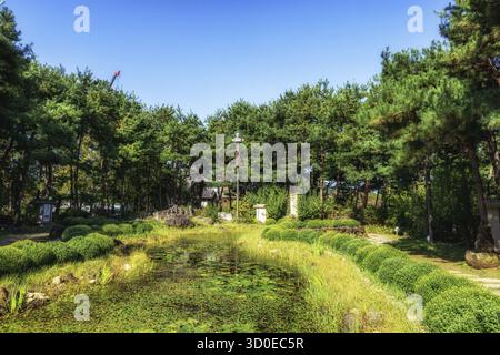 Area guksawon con giardino di Semiwon con un piccolo laghetto. Presa a Yangpyeong, Corea del Sud Foto Stock
