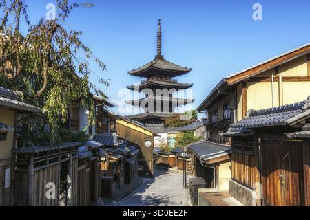 Vista del famoso tempio hokanji in via gion, kyoto, giappone. Scattata durante la stagione autunnale mattutina Foto Stock