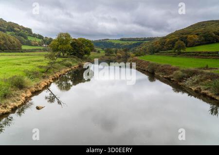 Il fiume Wye si snoda attraverso la Wye Valley, Bigsweir Monmouthshire Wales UK. Ottobre 2025 Foto Stock