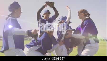 Celebra i giocatori di baseball sul campo sportivo, con guanti da baseball, cappellini, maglie e pantaloni bianchi Foto Stock