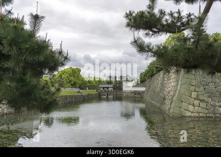 Vista del fossato interno del castello Nijo con mura e palazzo. Kyoto, Giappone Foto Stock