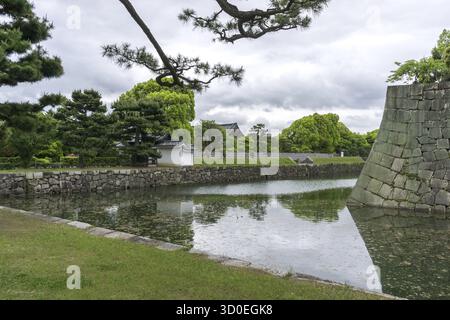 Vista del fossato interno del castello Nijo con mura e palazzo. Kyoto, Giappone Foto Stock