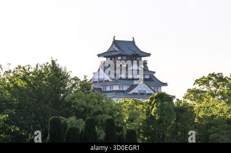 Il castello di Osaka, uno dei monumenti più famosi del giappone, visto nel tardo pomeriggio durante l'orario del tramonto. Preso a Osaka, Giappone Foto Stock