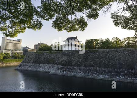 Torre di avvistamento del castello di Osaka vista nel tardo pomeriggio durante l'orario del tramonto. Preso a Osaka, Giappone Foto Stock