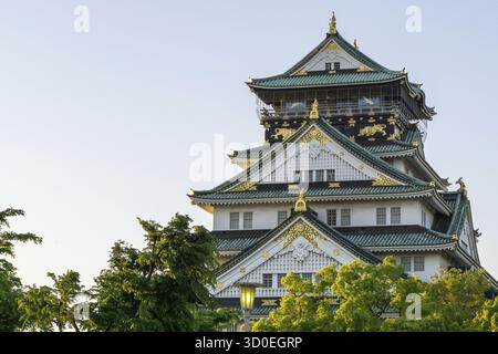 Il castello di Osaka, uno dei monumenti più famosi del giappone, visto nel tardo pomeriggio durante l'orario del tramonto. Preso a Osaka, Giappone Foto Stock