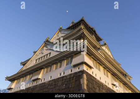 Il castello di Osaka, uno dei monumenti più famosi del giappone, visto nel tardo pomeriggio durante l'orario del tramonto. Preso a Osaka, Giappone Foto Stock