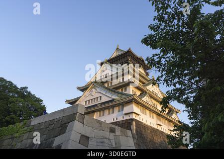 Il castello di Osaka, uno dei monumenti più famosi del giappone, visto nel tardo pomeriggio durante l'orario del tramonto. Preso a Osaka, Giappone Foto Stock