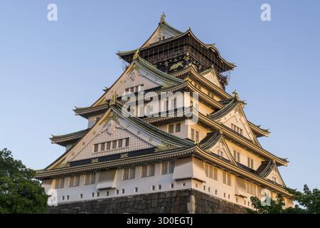 Il castello di Osaka, uno dei monumenti più famosi del giappone, visto nel tardo pomeriggio durante l'orario del tramonto. Preso a Osaka, Giappone Foto Stock