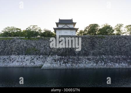 Torre di avvistamento del castello di Osaka vista nel tardo pomeriggio durante l'orario del tramonto. Preso a Osaka, Giappone Foto Stock