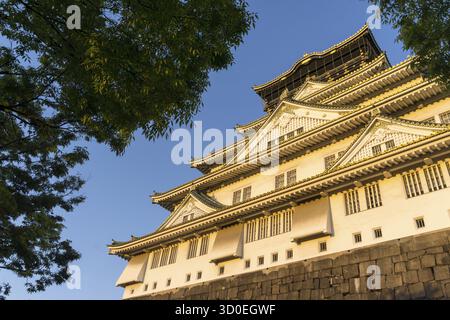 Il castello di Osaka, uno dei monumenti più famosi del giappone, visto nel tardo pomeriggio durante l'orario del tramonto. Preso a Osaka, Giappone Foto Stock