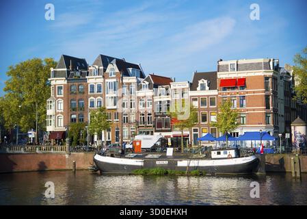 Amsterdam, Paesi Bassi - 19 aprile 2017: Splendidi canali di Amsterdam e tipiche case olandesi nella capitale dei Paesi Bassi, Europa, Amsterdam, Paesi Bassi Foto Stock